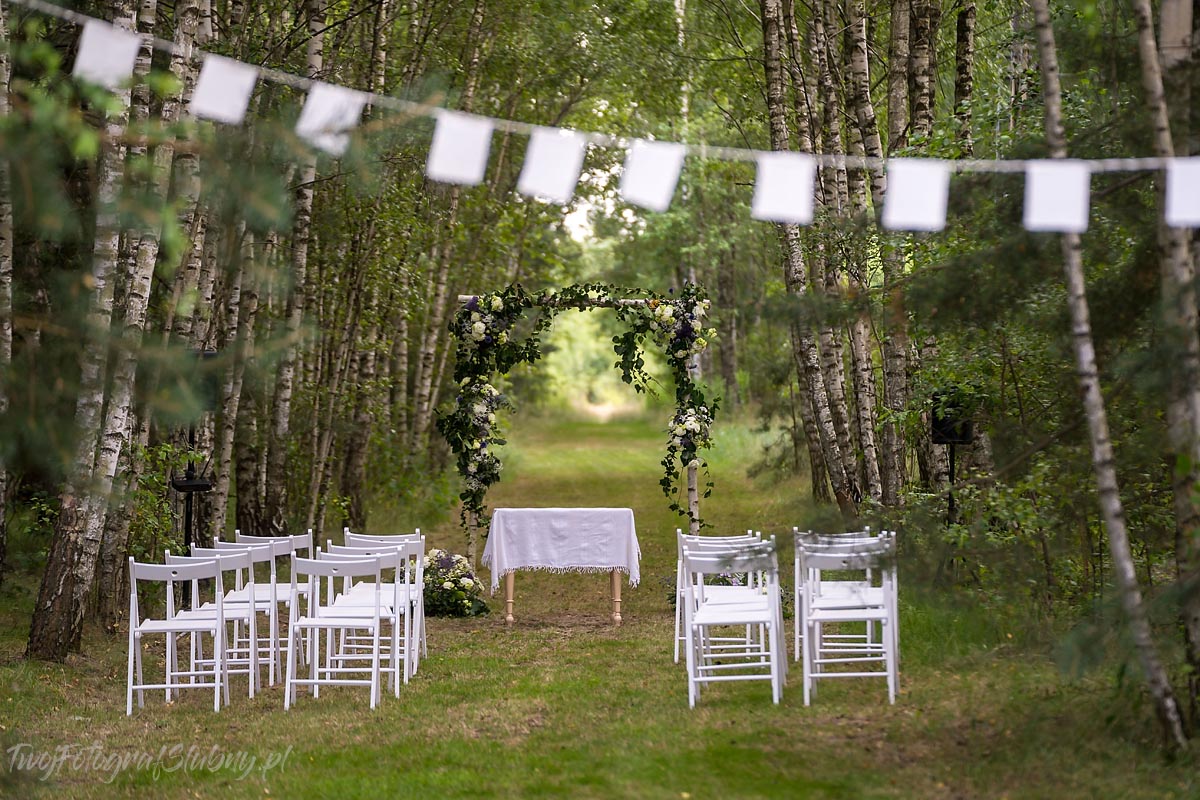 Ceremonia ślubna w lesie